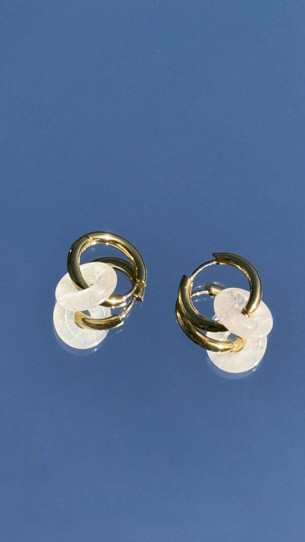 Boucles d'oreilles dorées donut pierre de lune blanche