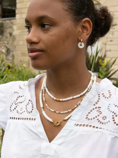 Boucles d'oreilles dorées donut pierre de lune blanche et colliers blancs