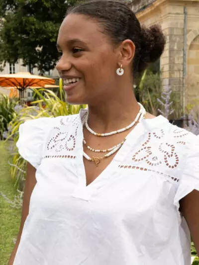 Boucles d'oreilles dorées donut pierre de lune blanche et colliers blancs