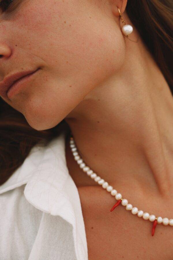 collier de perles de culture et piments et boucles d'oreille en perles