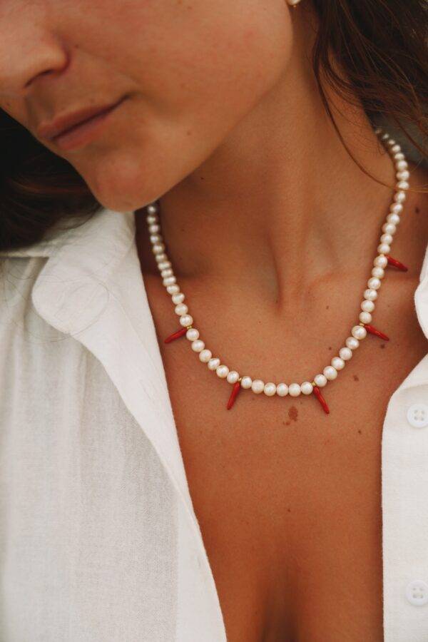 Collier de perles de culture et piments