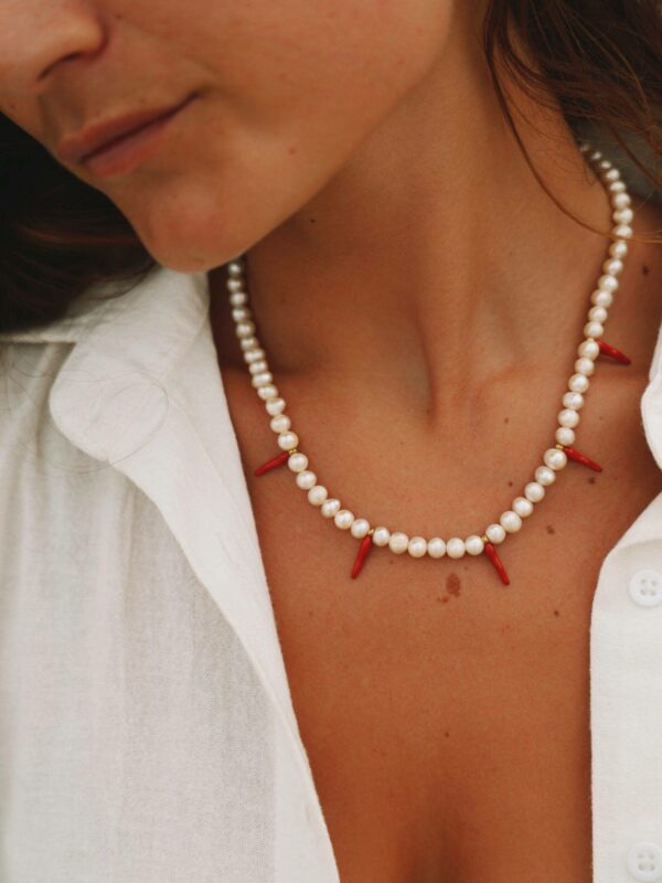Collier de perles de culture et piments