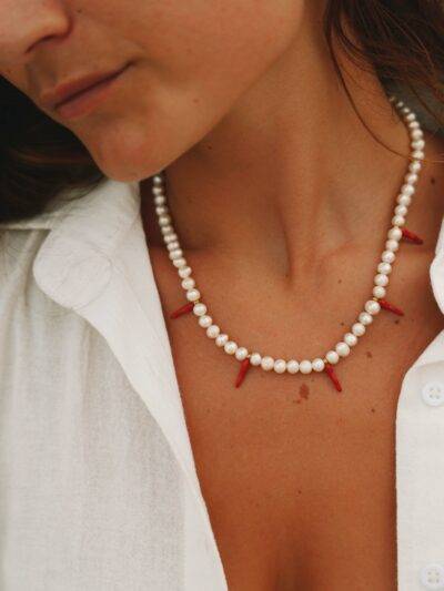 Collier Perle d'eau douce et pendentifs piments rouges