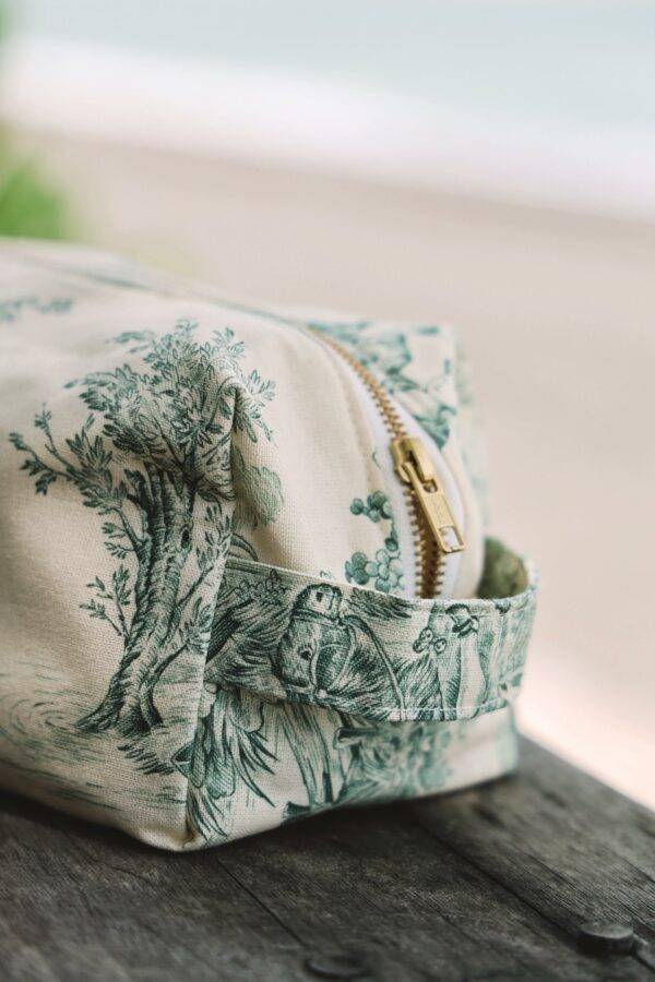 Trousse de toilette en toile de Jouy Verte
