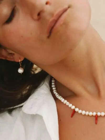 collier de perles de culture et piments et boucles d'oreille en perles