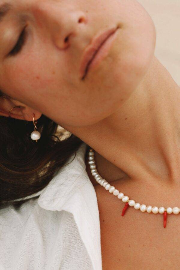 collier de perles de culture et piments et boucles d'oreille en perles