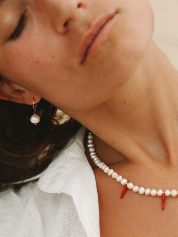 collier de perles de culture et piments et boucles d'oreille en perles