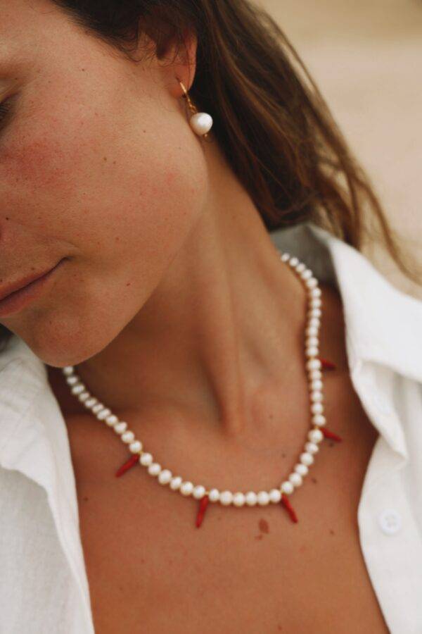 collier de perles de culture et piments et boucles d'oreille en perles