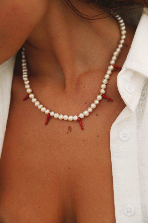 collier de perles de culture et piments