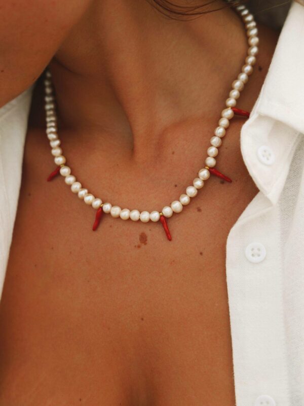 collier de perles de culture et piments