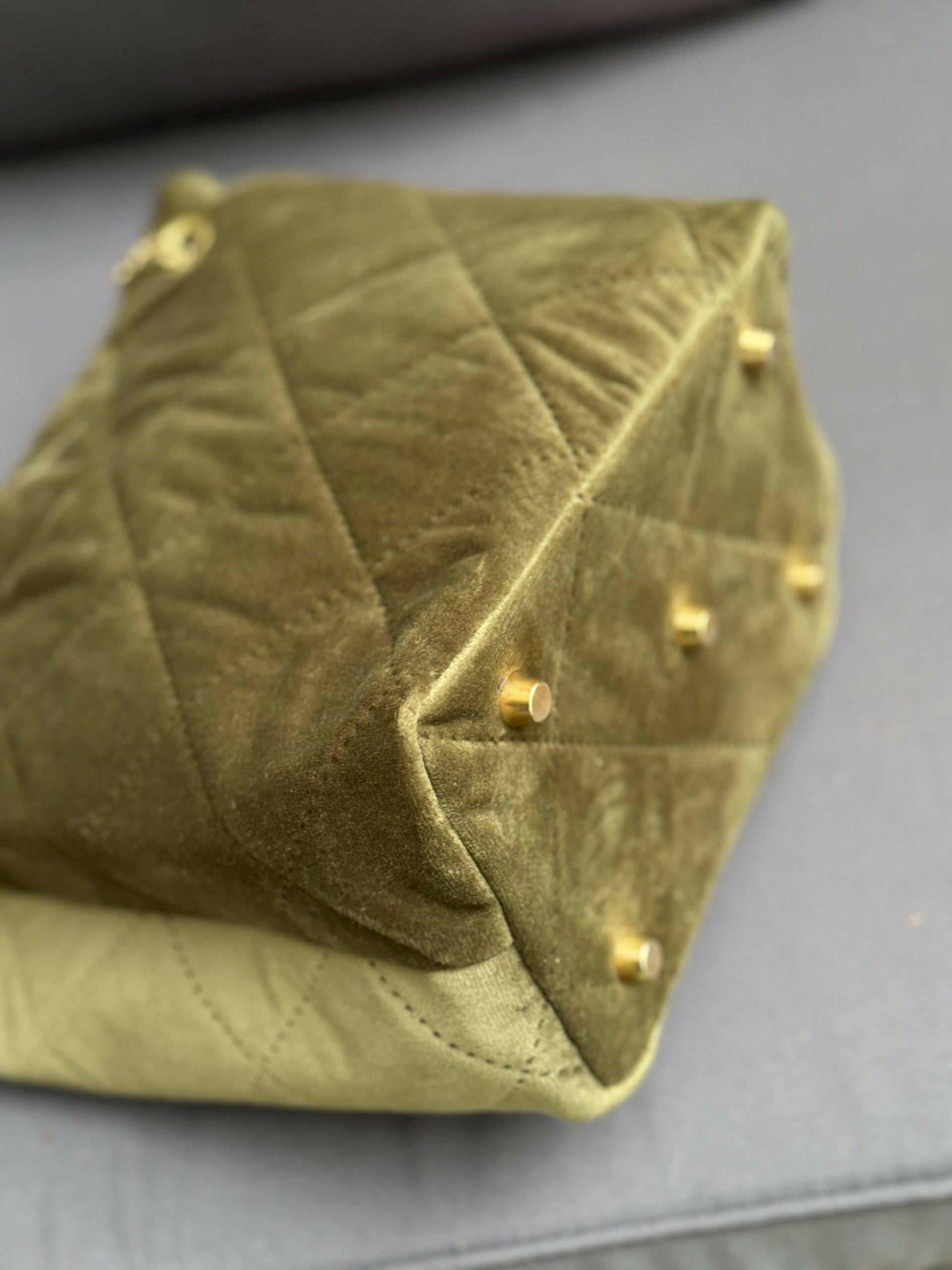 Dessous du sac bourse vert olive en velours matelassé