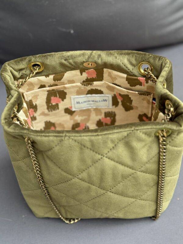 Intérieur sac bourse vert olive en velours matelassé