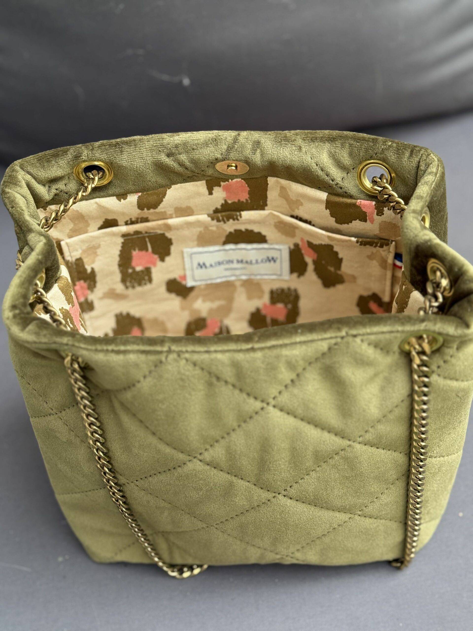 Intérieur sac bourse vert olive en velours matelassé