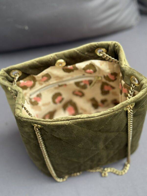 Intérieur sac bourse vert olive en velours matelassé