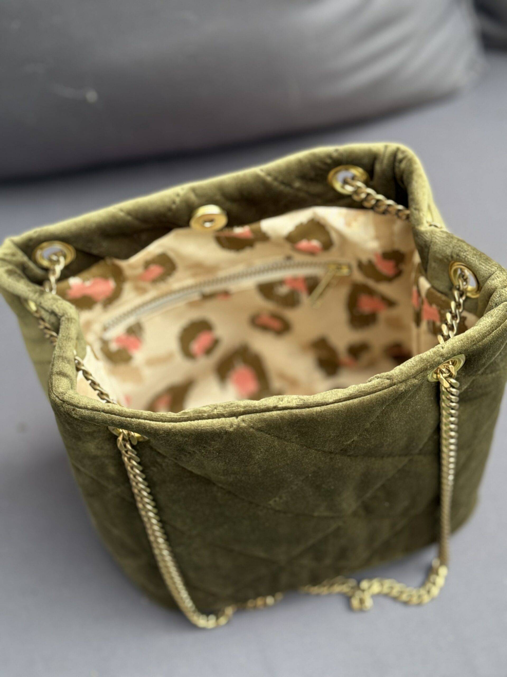 Intérieur sac bourse vert olive en velours matelassé