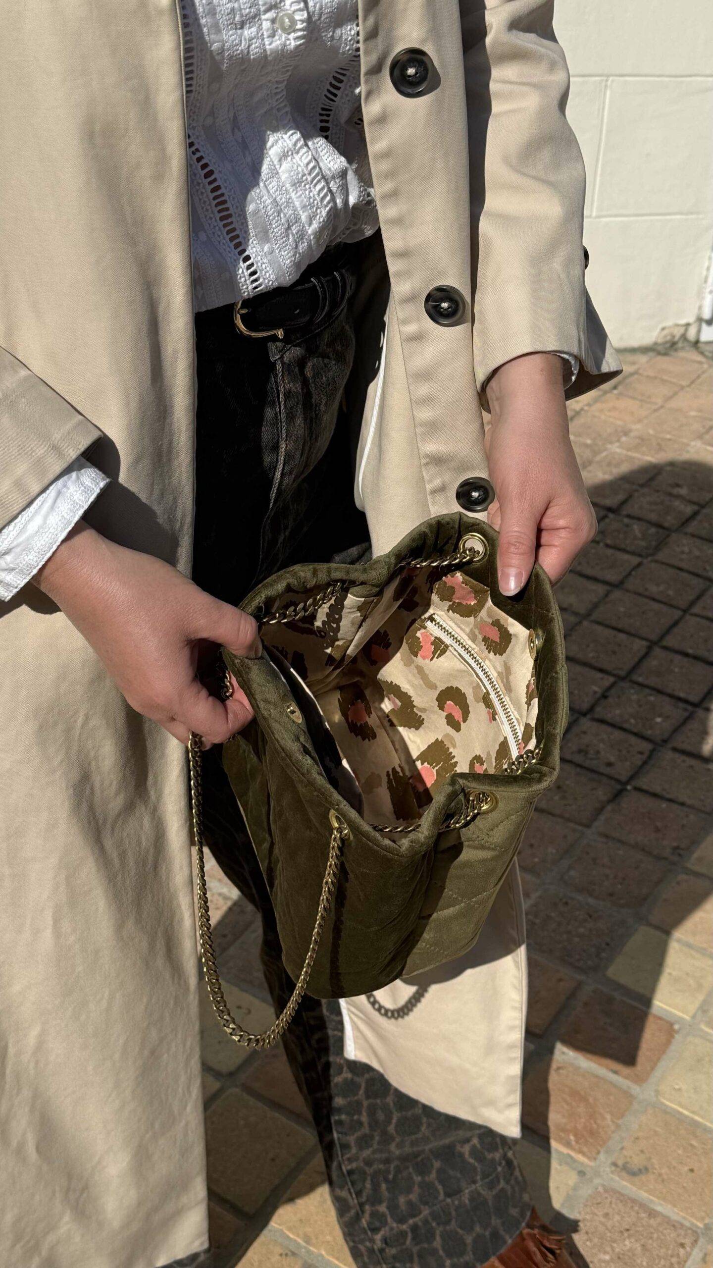 Sac bourse vert olive porté main et ouvert