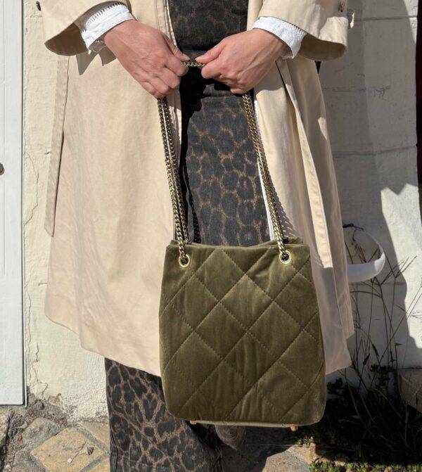 sac bourse vert olive porté de face en velours matelassé