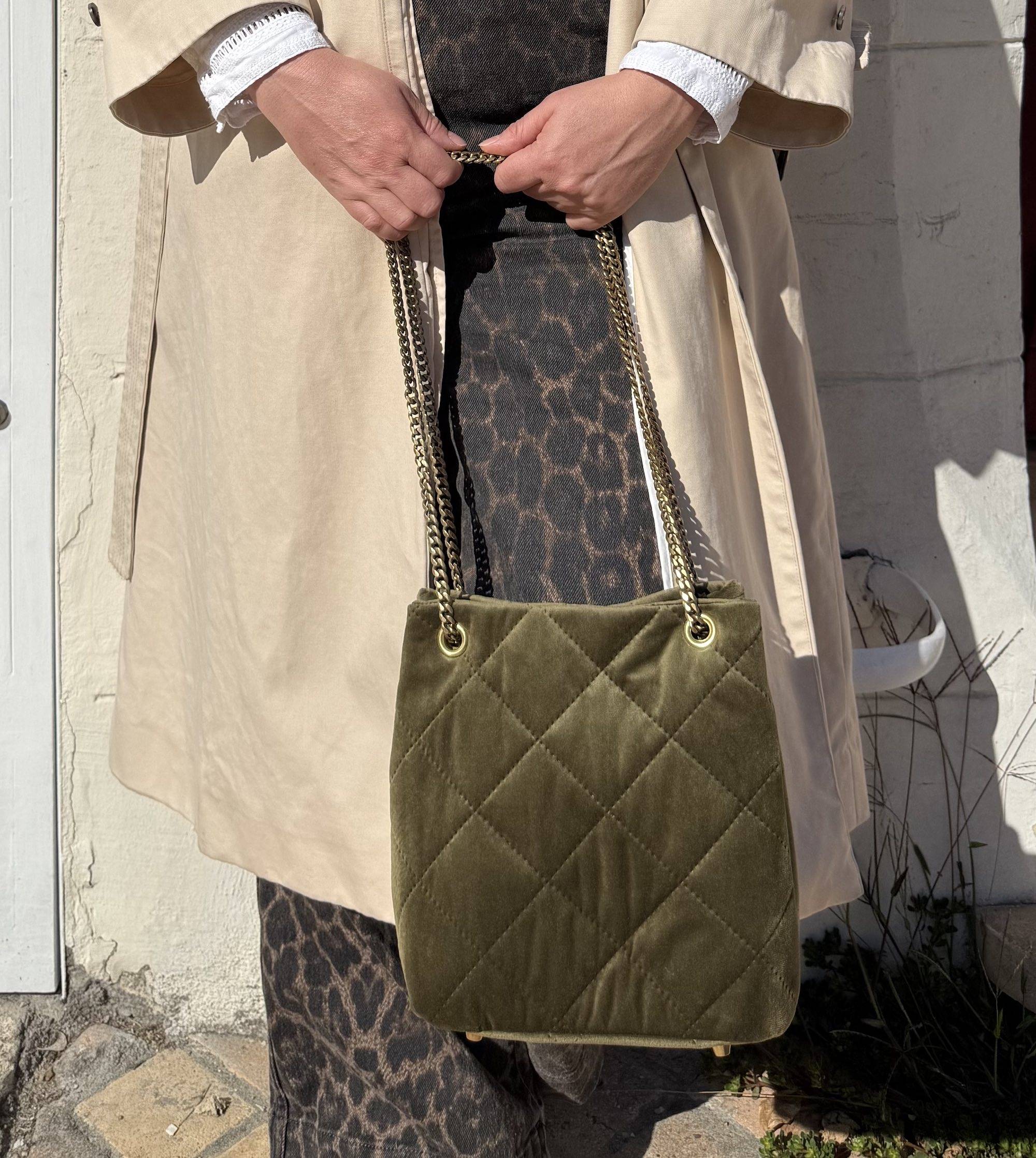 sac bourse vert olive porté de face en velours matelassé