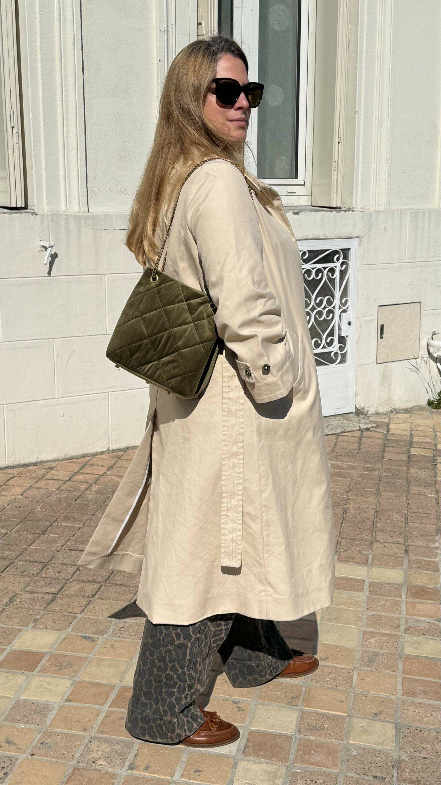Sac bourse vert olive porté épaule