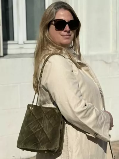 Sac bourse vert olive porté épaule