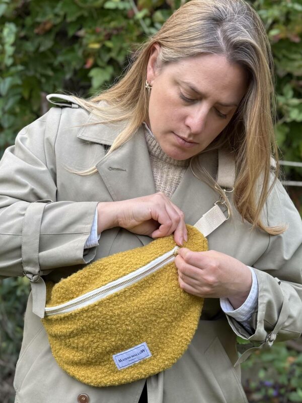 Sac banane laine bouclette jaune moutarde