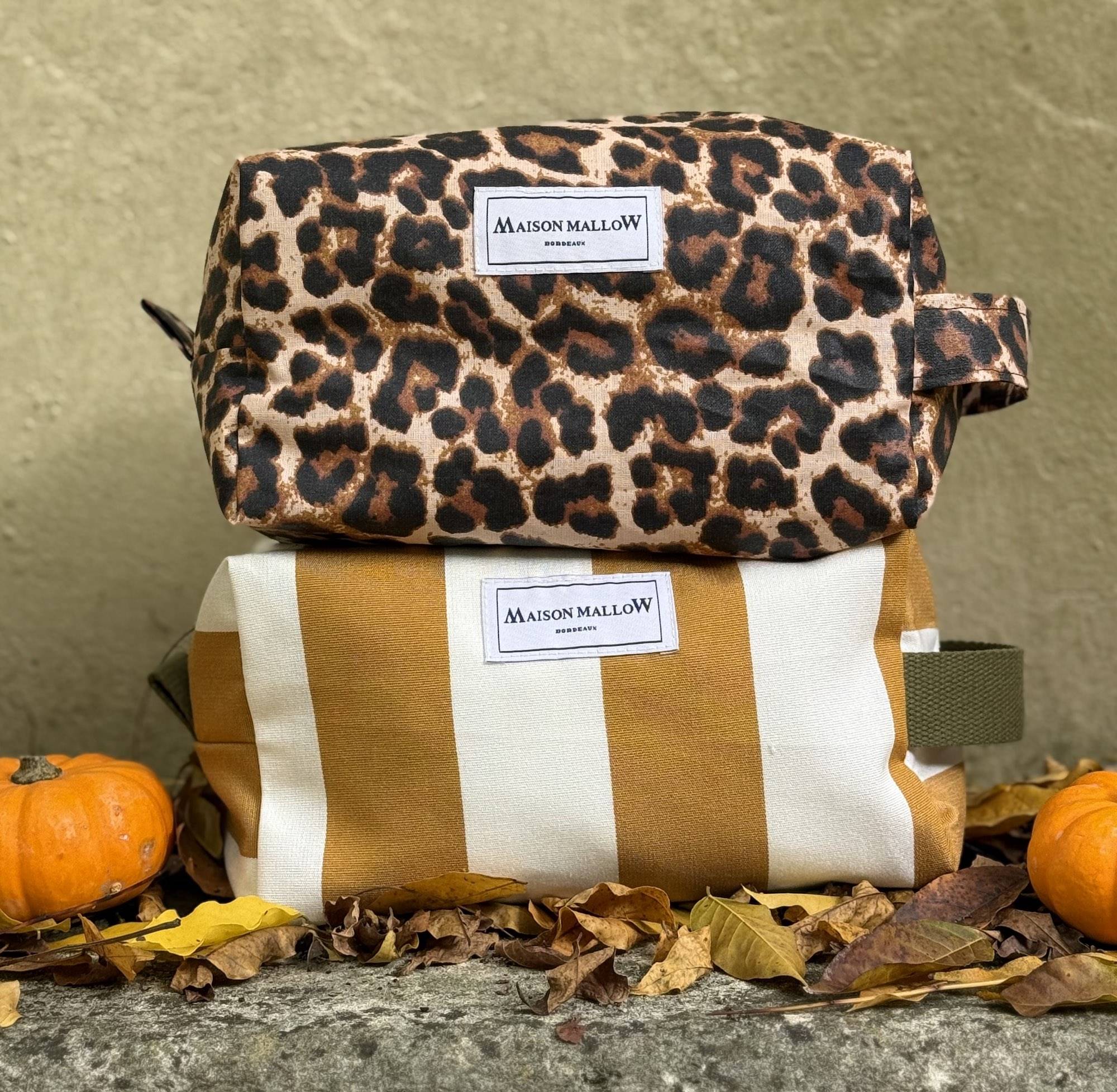 Trousse de toilette jaune moutarde et blanc et léopard enduit