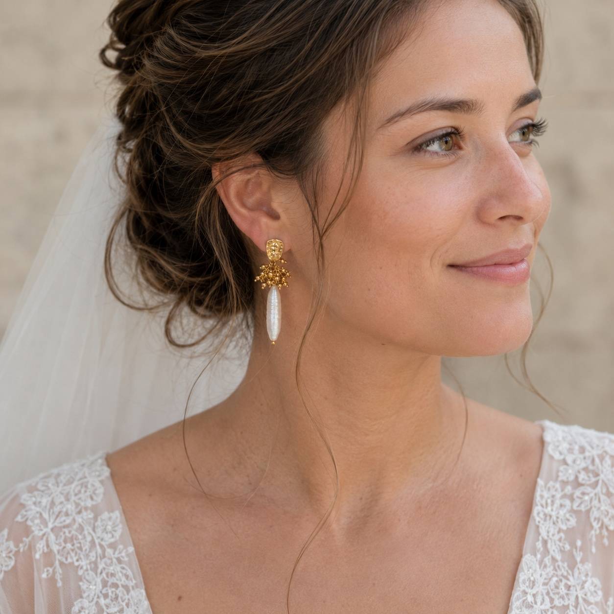Boucles d'oreilles pendantes avec une perle d'eau douce allongée réhaussée d'acier inoxydable doré