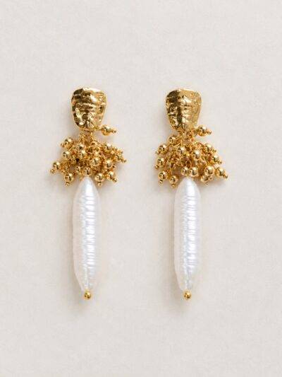 Boucles d'oreilles pendantes avec une perle d'eau douce allongée réhaussée d'acier inoxydable doré