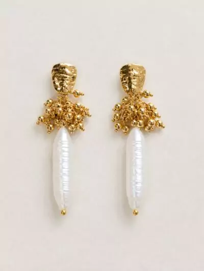 Boucles d'oreilles pendantes avec une perle d'eau douce allongée réhaussée d'acier inoxydable doré