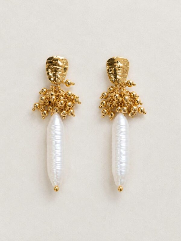 Boucles d'oreilles pendantes avec une perle d'eau douce allongée réhaussée d'acier inoxydable doré