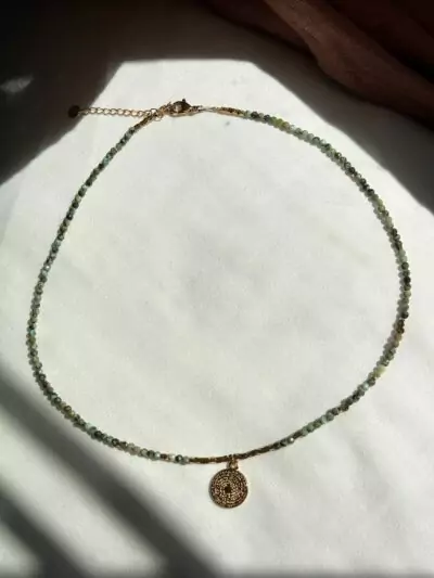 Collier Tulum en perles de turquoise africaine et médaillon en or