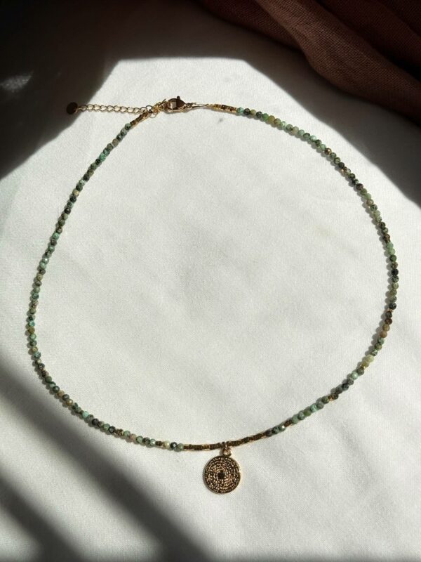 Collier Tulum en perles de turquoise africaine et médaillon en or