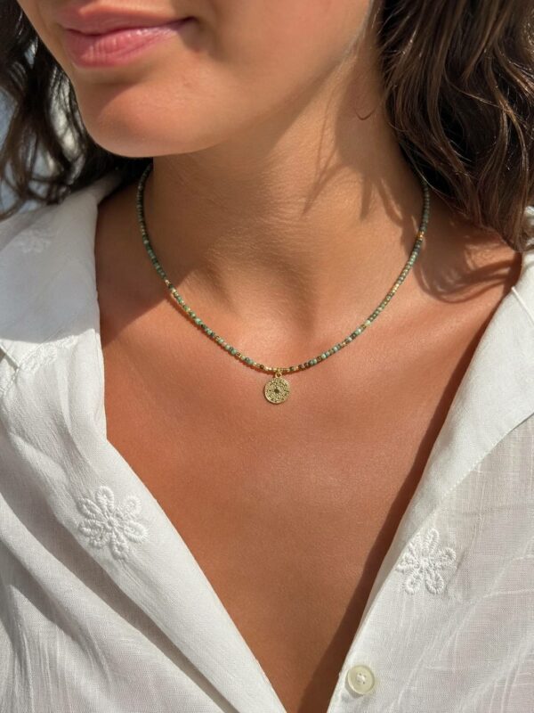 Collier Tulum en perles de turquoise africaine et médaillon en or