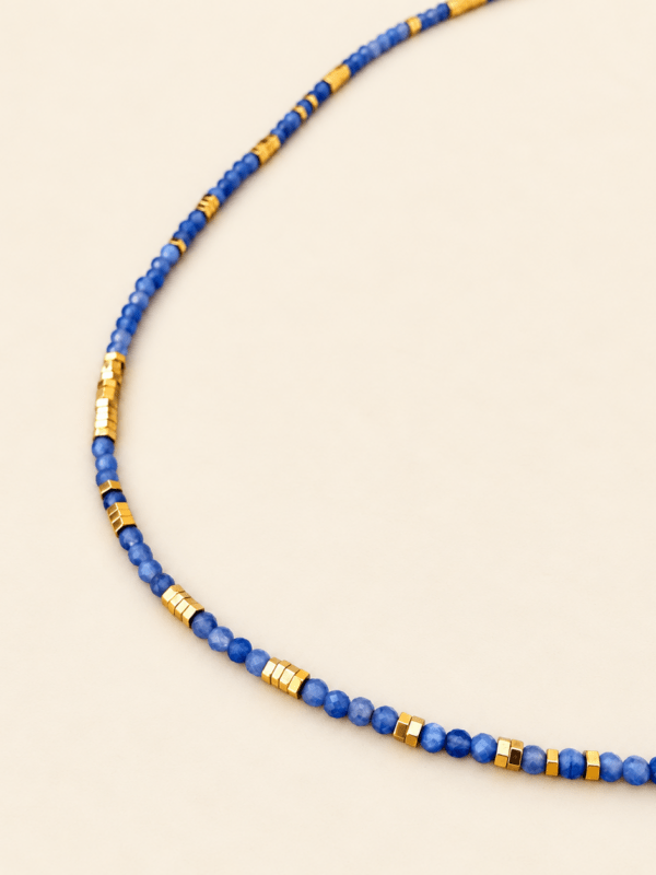 Détail des perles du collier Stella en sodalite bleue et hématite dorée