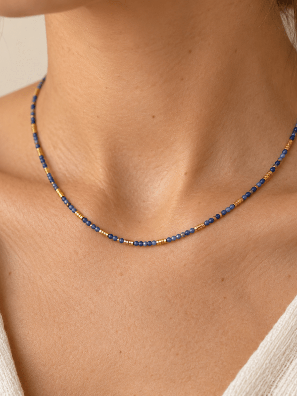 Collier Stella en sodalite bleue porté par une femme de profil