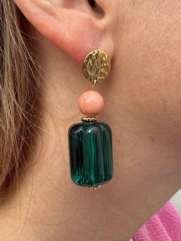 Boucles d'oreilles Capucine vertes portées gros plan