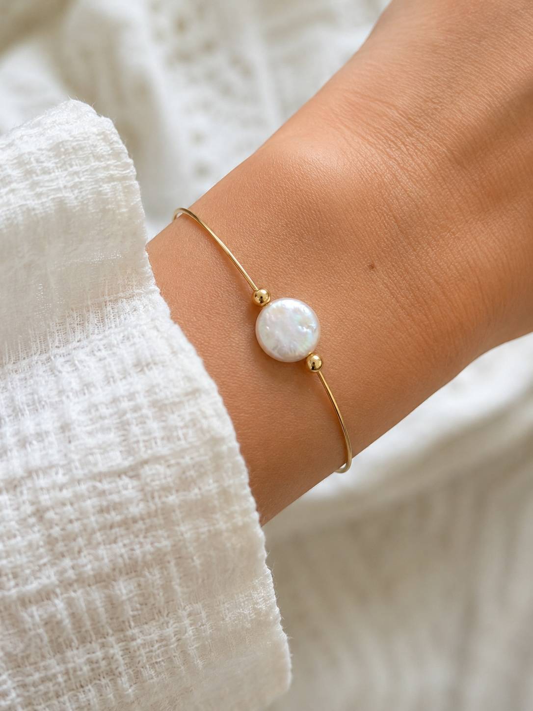 Bracelet Arrow en goldfilled 14K et perle d'eau douce baroque porté