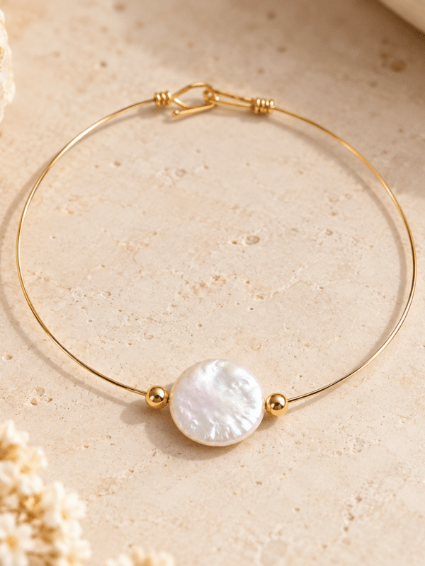 vue de face du bracelet Arrow en goldfilled 14K et perle d'eau douce baroque