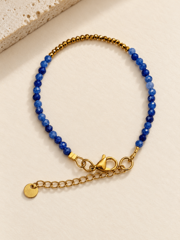 Bracelet Ava en hématite dorée et perles de sodalite bleues
