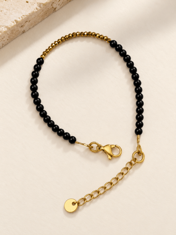 vue aérienne du bracelet Ava en onyx noir et hématite dorée à l'or fin