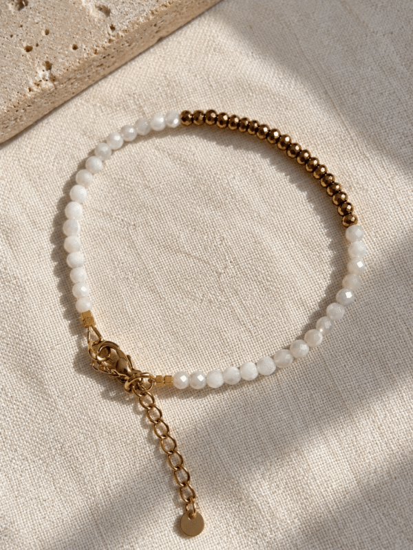 Bracelet Ava en nacre blanche et hématite dorée à l'or fin
