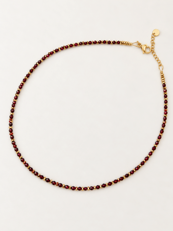 Collier Gaspard de grenats et hématite sur fond crème