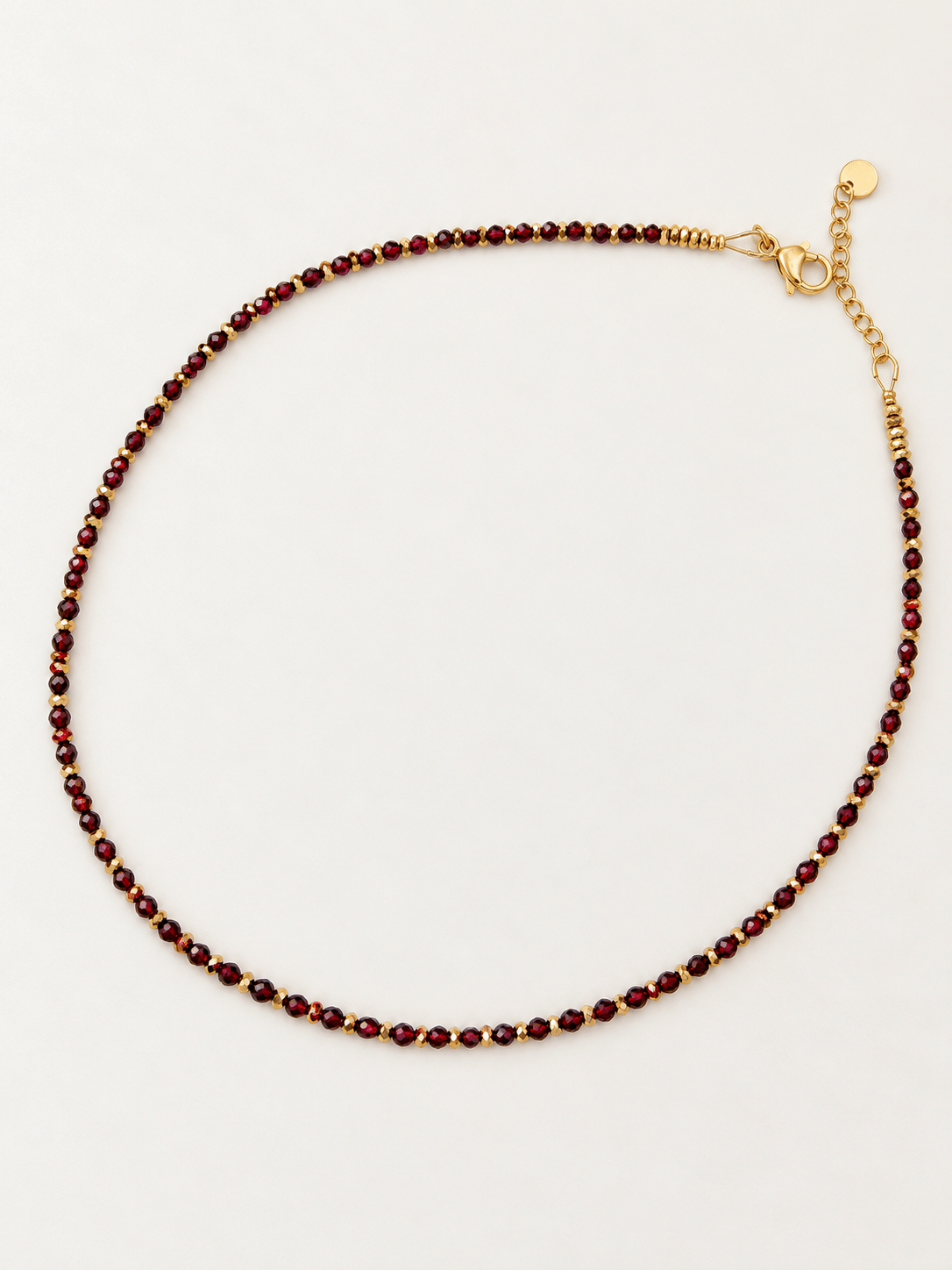 Collier Gaspard de grenats et hématite sur fond crème