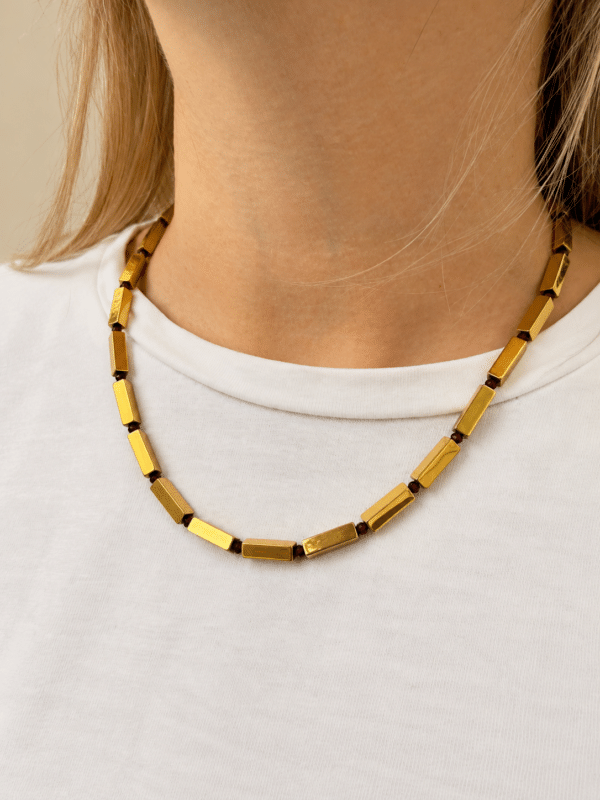Collier doré aux perles grenat