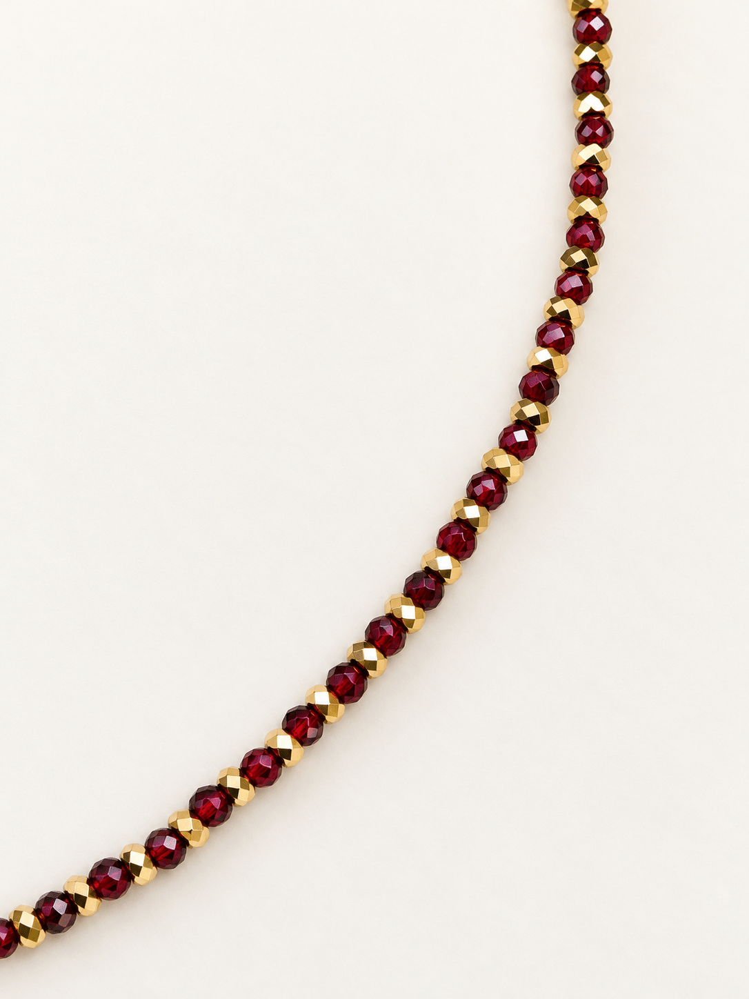 Détails des perles de grenat et hématite dorée à l'or fin