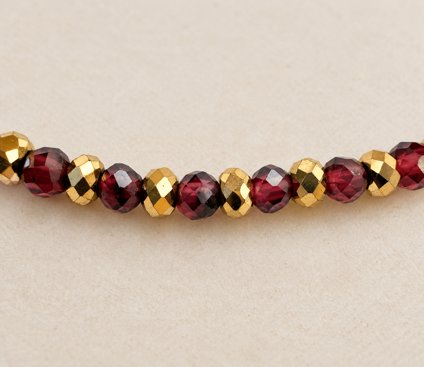 Perles grenat et hématite or scintillantes