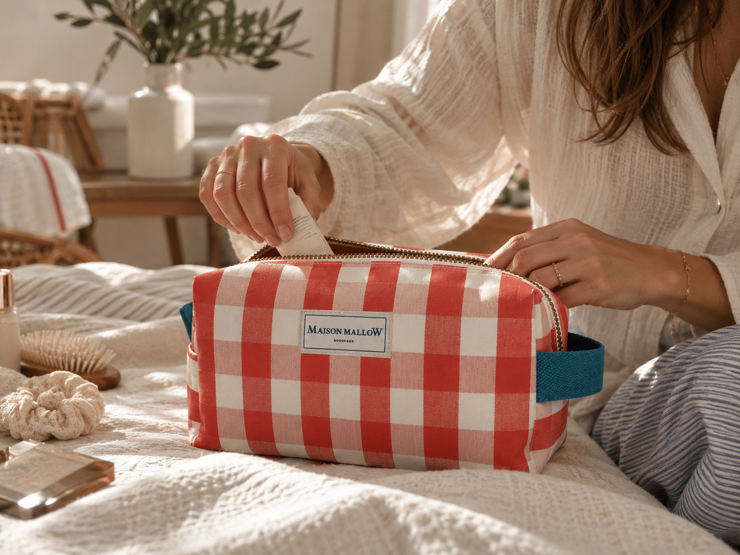 Préparation d’une trousse de toilette carreaux vichy rouge et poignée bleu