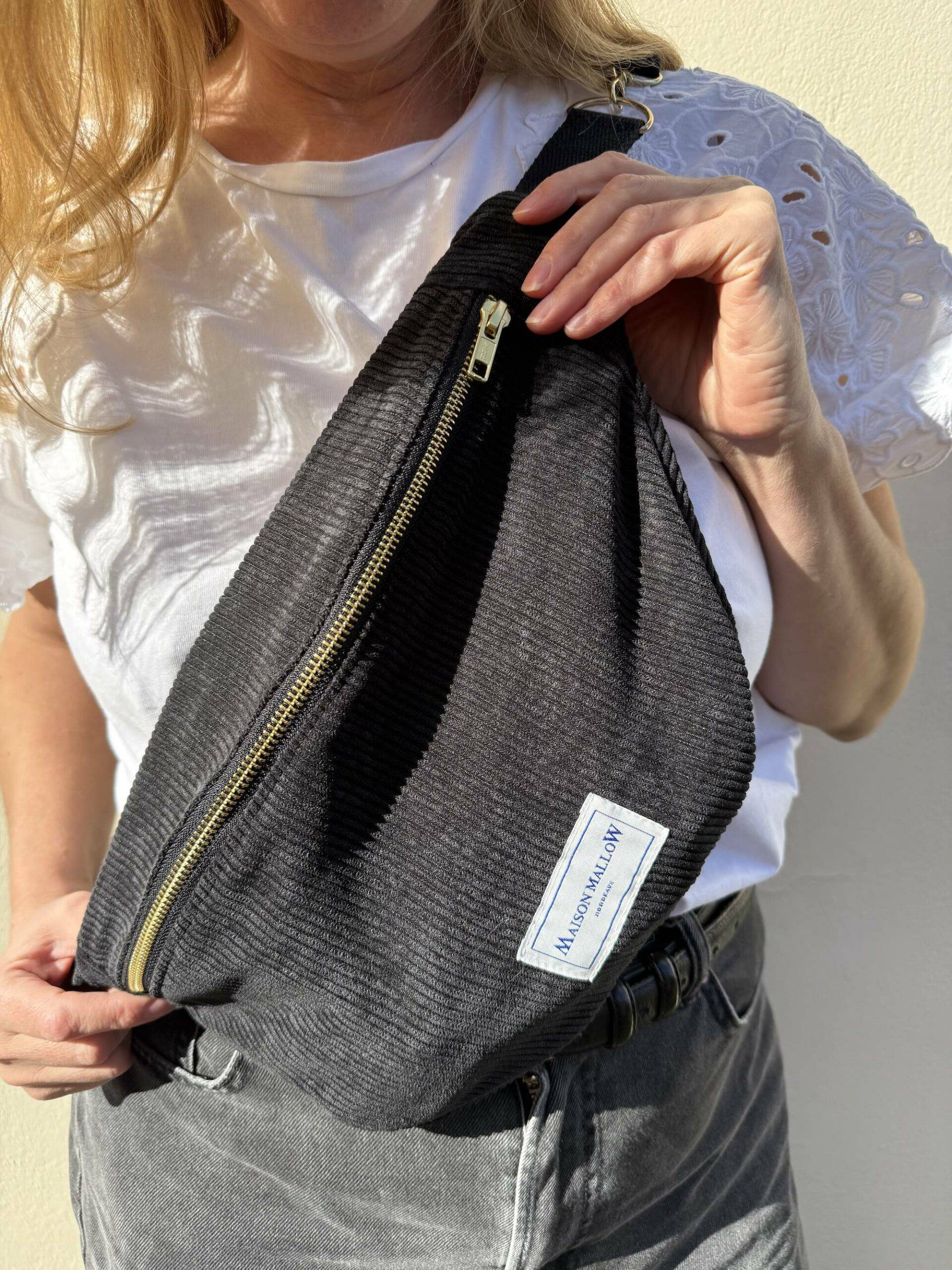 Sac banane velours côtelé noir face