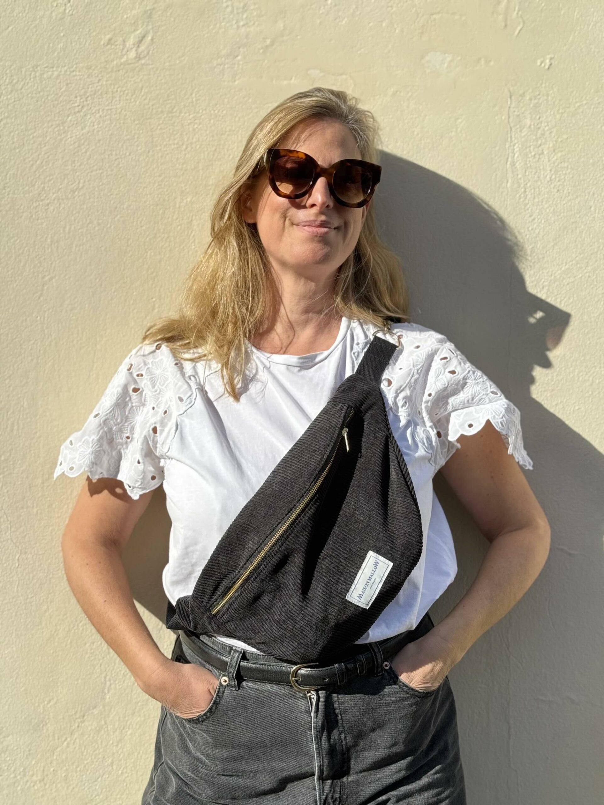 Sac banane velours côtelé noir femme face