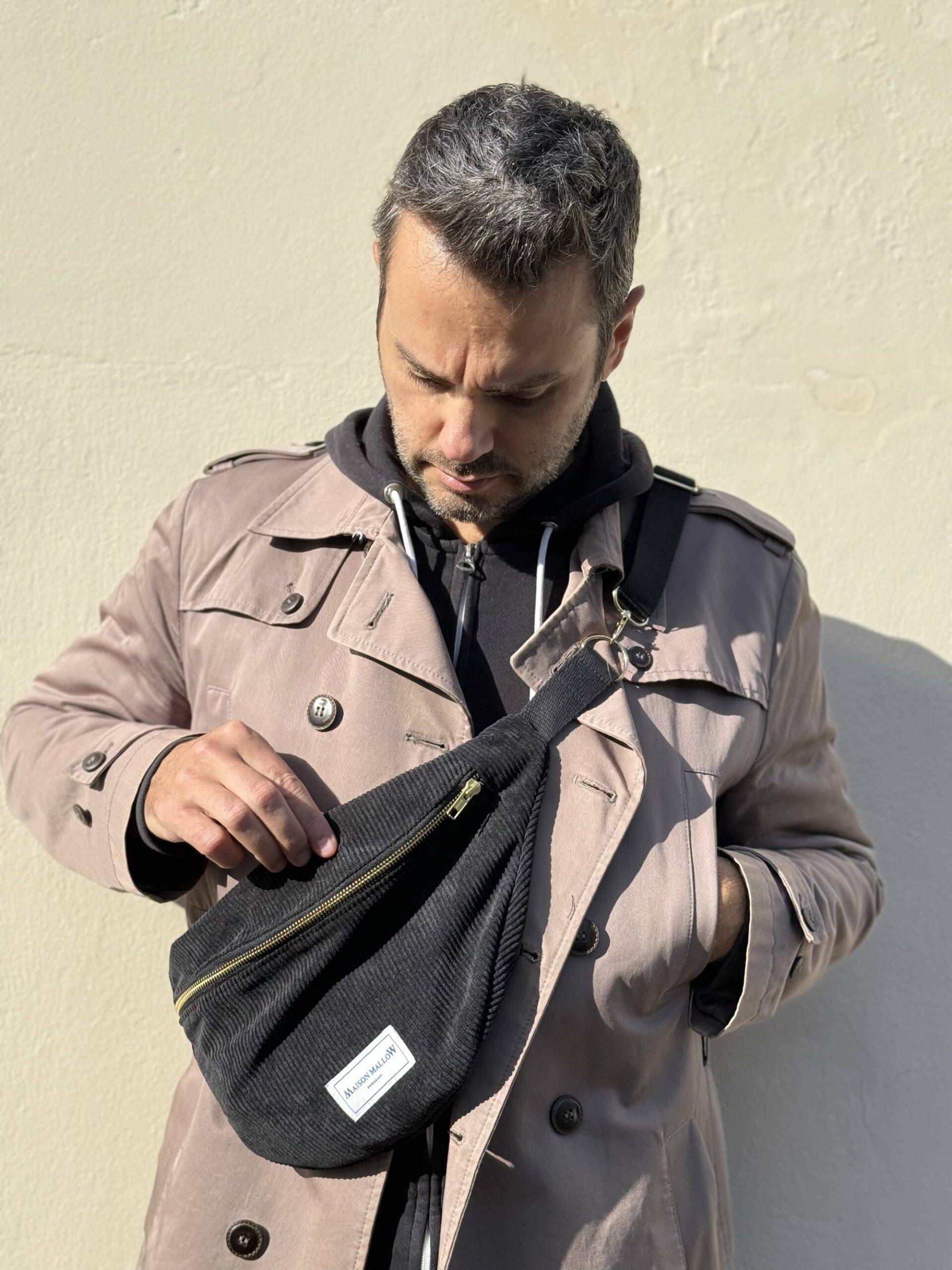 Sac banane velours côtelé noir porté par un homme
